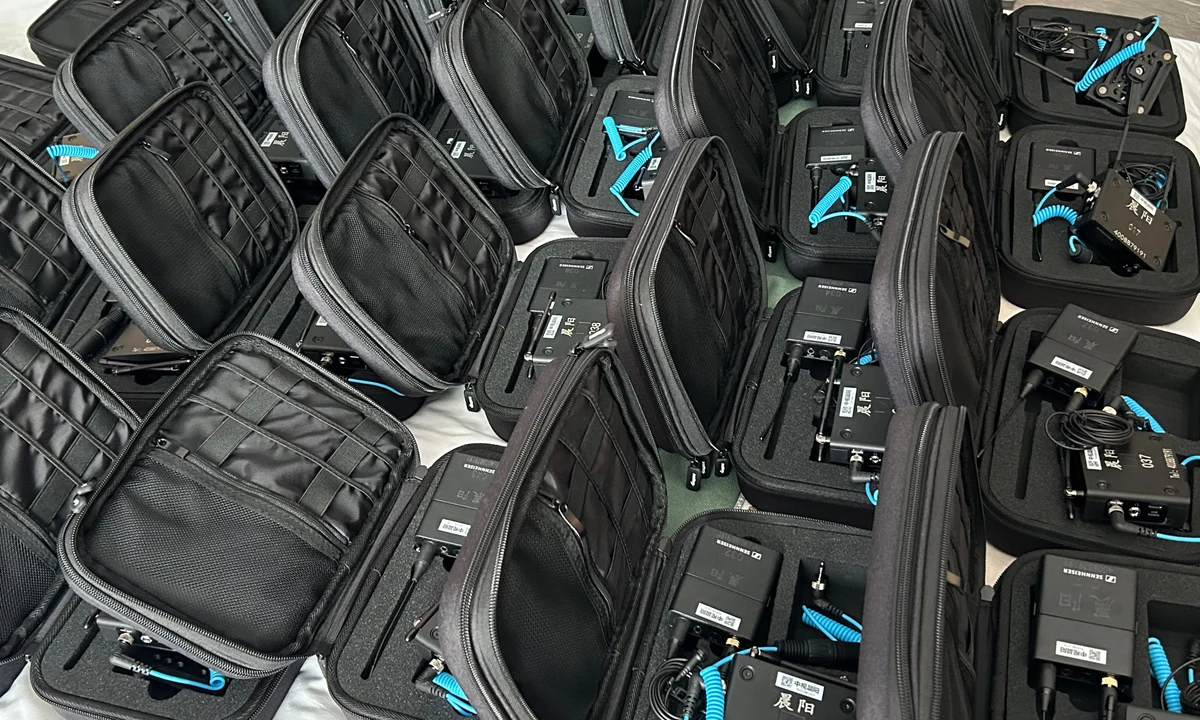 Sistema inalámbrico Sennheiser EW-DP durante una producción de vídeo profesional